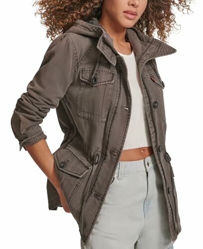 Mujer con chaqueta casual marrón.